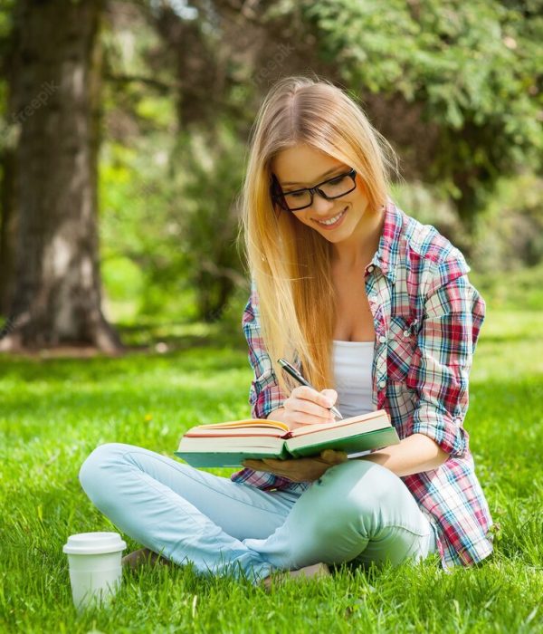 estudiar-al-aire-libre-seguro-joven-estudiante-estudiando-mientras-sentado-parque_425904-37886